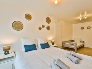 Bügeleisen/Bügelbrett, kostenloses WLAN, Bettwäsche