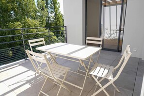 Outdoor dining - Clos des Sables B24 - Two Bedroom Apartment, Sleeps 4 (Les Herbiers)
