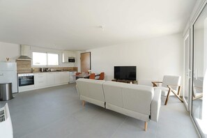 TV - Clos des Sables B24 - Two Bedroom Apartment, Sleeps 4 (Les Herbiers)