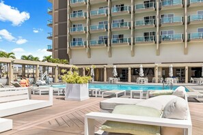 Pool - Ala Moana resort  Ocean view with balcony (Honolulu)