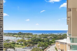 Beach/ocean view - Ala Moana resort  Ocean view with balcony (Honolulu)