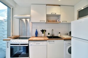 Fridge, microwave, oven, dishwasher - The 42 Sillon - Appt bord de plage avec terrasse (Saint-Malo)