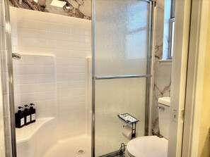 Dusche, Haartrockner, Handtücher, Seife