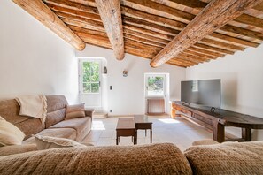 Fernseher, Kamin