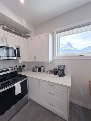 Fridge, microwave, oven, stovetop - Mountain Views | 1-Bed Loft | Steps to Downtown (Canmore)