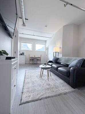TV - Mountain Views | 1-Bed Loft | Steps to Downtown (Canmore)