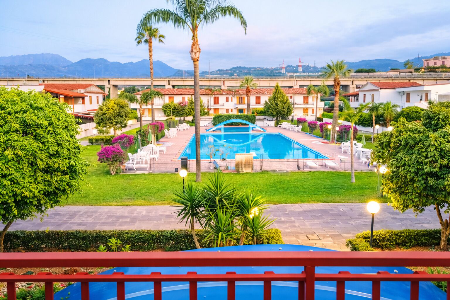 Una piscina al aire libre