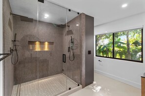 Free toiletries, hair dryer, towels, soap - Villa Platinum by Glam Homes (Davie)