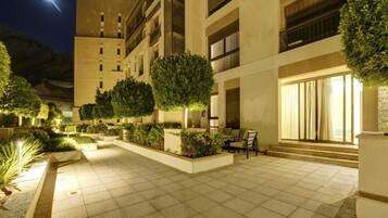 Luxe appartement, balkon, uitzicht op bergen | Voorkant van accommodatie
