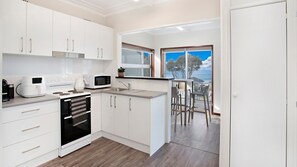 Fridge, microwave, oven, stovetop - Beach House on Johnson, Kiama (Kiama Downs)