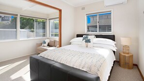 Iron/ironing board, free WiFi, bed sheets - Beach House on Johnson, Kiama (Kiama Downs)