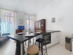 Fridge, microwave, oven, dishwasher - URBAN 94 - T2 Elegance, Art of Living in the Historic Heart of Fréjus (Fréjus)