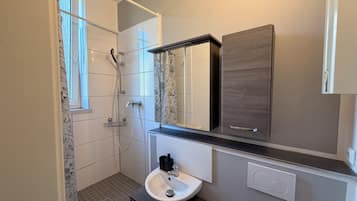 Haartrockner, Handtücher, Seife, Toilettenpapier