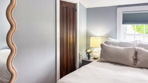 4 bedrooms, iron/ironing board, WiFi, bed sheets - Barnstable, Relaxing, Great Location, Clean! (Barnstable)