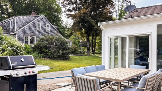 Outdoor dining - Barnstable, Relaxing, Great Location, Clean! (Barnstable)