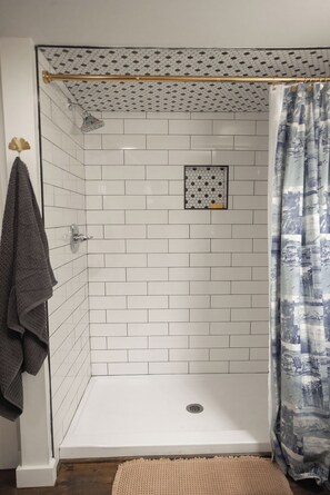 Dusj, hårføner, håndklær og såpe
