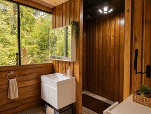 Douche, serviettes fournies, papier toilette