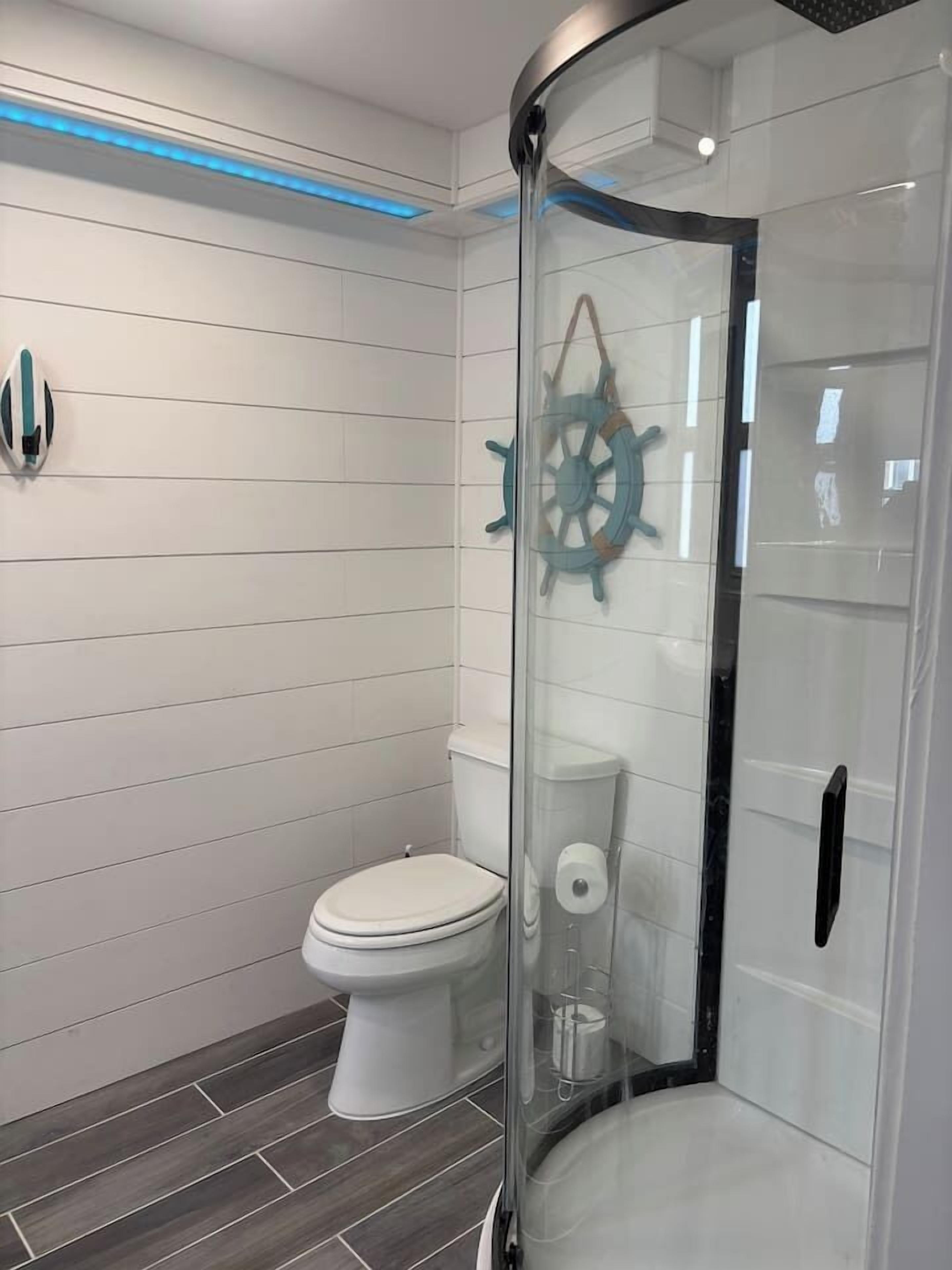 Een douche, handdoeken