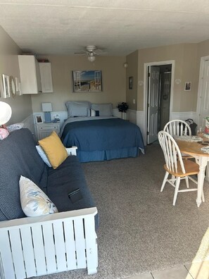 1 slaapkamer, een strijkplank/strijkijzer, wifi, beddengoed