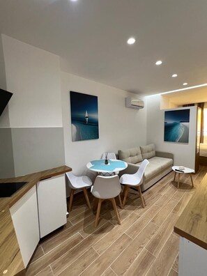 Dining - Studio apartment with view (Sarandë)