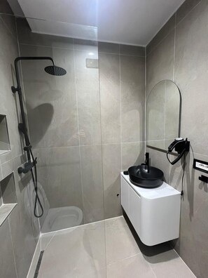Shower, hair dryer, bidet, towels - Studio apartment with view (Sarandë)