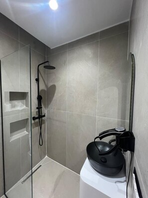 Dusche, Haartrockner, Bidet, Handtücher
