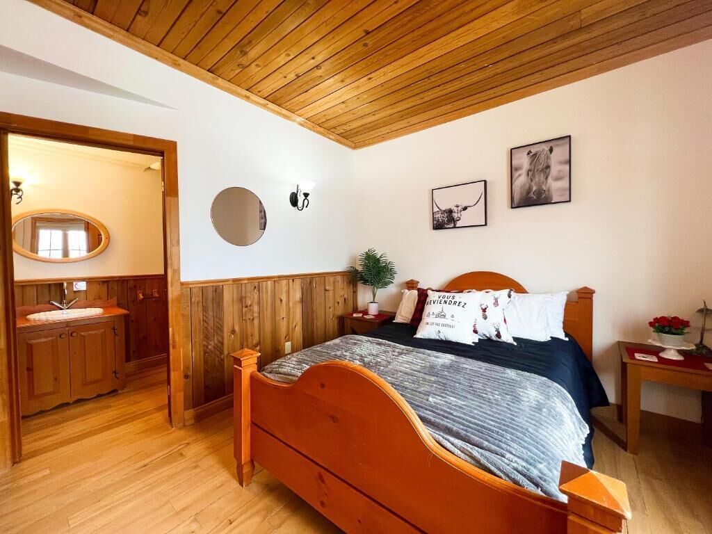 Deluxe Room, Patio, River View | Soundproofing, free WiFi