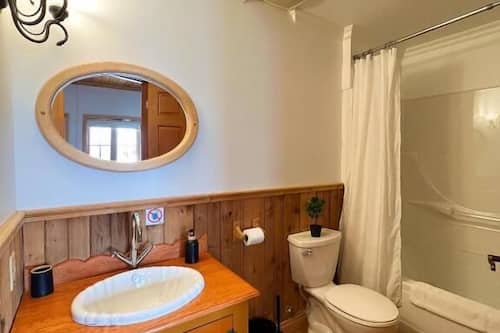 Deluxe Room, Patio, River View | Bathroom