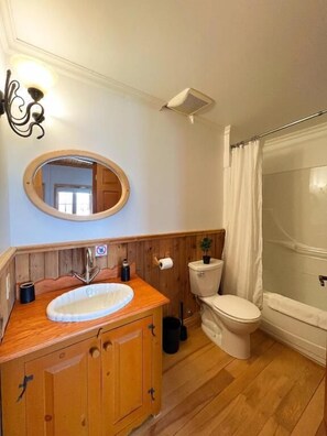 Deluxe Room, Patio, River View | Bathroom - Auberge au Poste de Traite (Sainte-Famille)