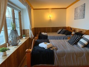 Classic Quadruple Room | Soundproofing, free WiFi - Auberge au Poste de Traite (Sainte-Famille)