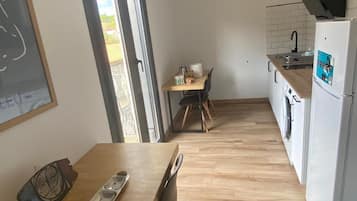 Wasserkocher mit Kaffee-/Teezubehör, Kühlschrank, Mikrowelle, Herdplatte