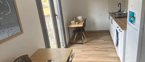 Refrigerador, microondas, parrilla de estufa y cafetera y tetera