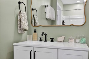 Hair dryer, towels, soap, toilet paper - The Magnolia Collective- Pet Friendly , 2 Kings , Exercise Equipment (Lynchburg)