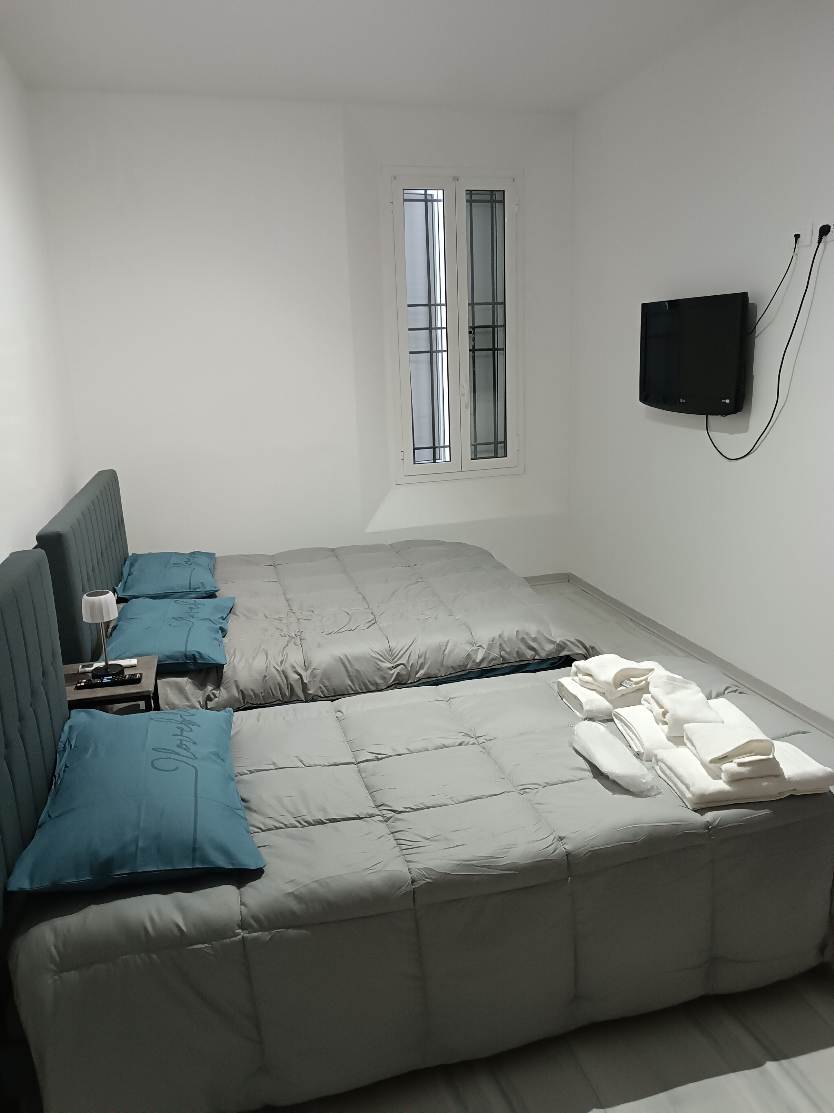 WiFi, bed sheets
