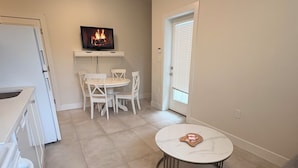 A compact living space with a kitchen, dining area, and seating area. - Peaceful Private Suite in Beautiful Home. 20 min to downtown (Burnaby)