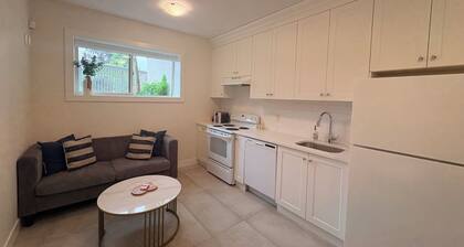 Peaceful Private Suite in Beautiful Home. 20 min to downtown