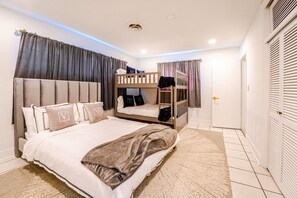Escritorio, tabla de planchar con plancha, wifi y ropa de cama 