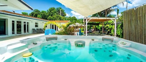 Bain à remous extérieur