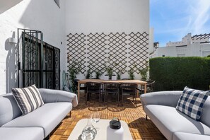 Outdoor dining - Fabulous newly refurbished 4-bdr house in sunny Marbella 5 mins from the beach (Marbella)