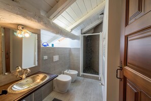 Hair dryer, towels - Chopin Suite: A Nocturne Between Art and History (Villair-Amerique)