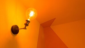 Luminária de parede com lâmpada visível.