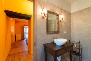 Bathroom - Vivaldi Suite: Independence, Color, and History (Quart)