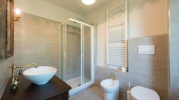 Doccia, asciugacapelli, bidet, asciugamani