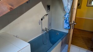 A bathroom with a bathtub, a shower, and a wooden ceiling. - Schubert Suite: An Intimate Retreat Between Art and Nature (Villair-Amerique)
