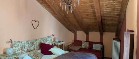 1 bedroom, desk, free WiFi, bed sheets