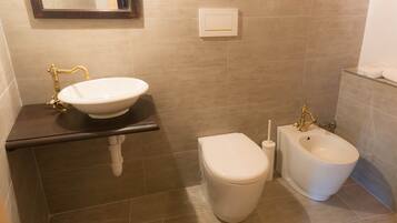 Haartrockner, Bidet, Handtücher, Seife