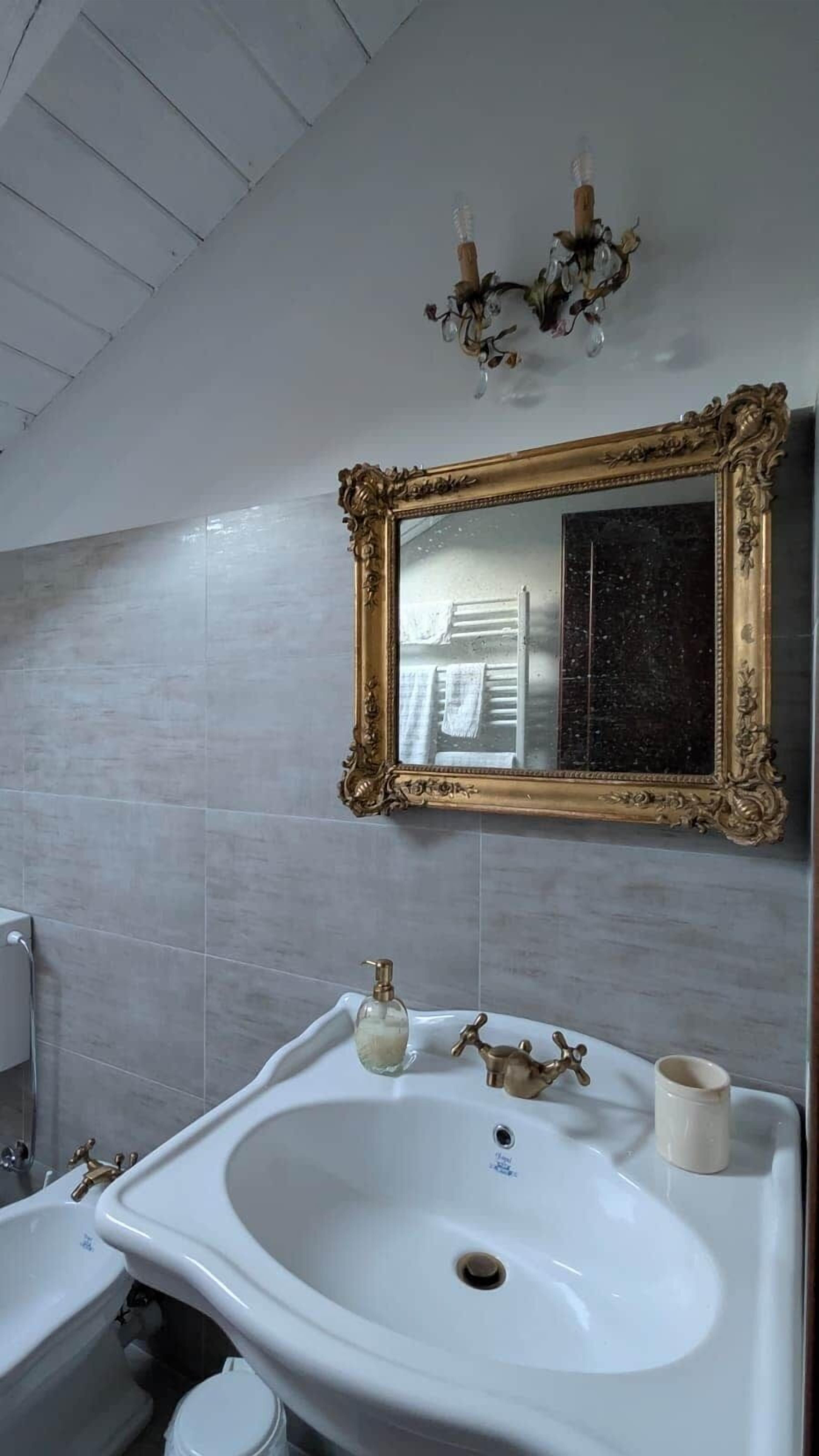 Baignoire à jets, sèche-cheveux, bidet, serviettes fournies