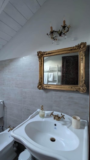 Jetted tub, hair dryer, bidet, towels