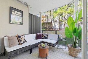 อพาร์ทเมนท์, 2 ห้องนอน, พร้อมสิ่งอำนวยความสะดวกสำหรับผู้พิการ, ระเบียง | ระเบียง