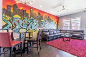 Dining - City Heights- Rooftop Patio, Skyline Views, Sleeps 10 Near Broadway (Nashville)